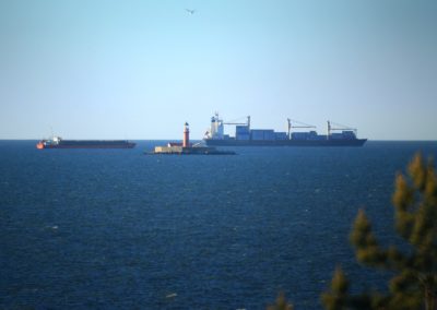 Kuģi pie Kolkas bākas. Foto_ Ainars Gaidis